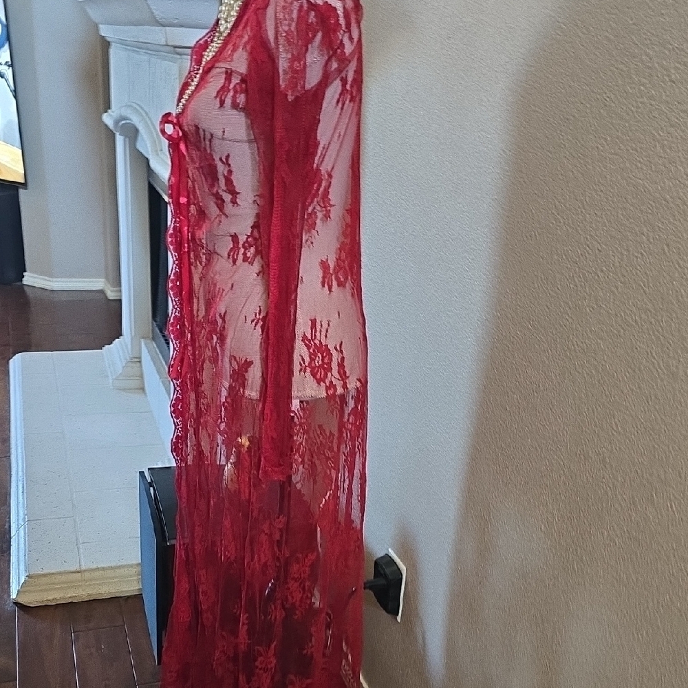 Luxurious Scarlet Lace Robe - Picture 6 of 9